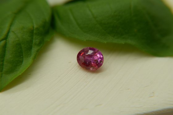 Vivid Orangish-Pink Sapphire - Oval - 1.10 ct - COR authenticated